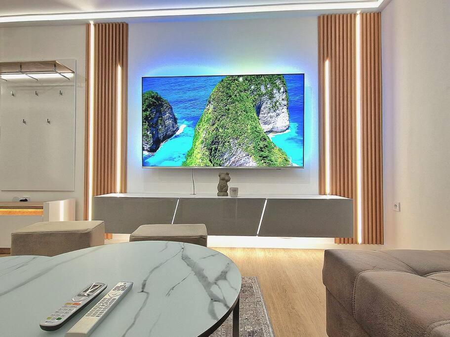 Luxury Apartment. 75 Inches Tv Warna Exterior foto