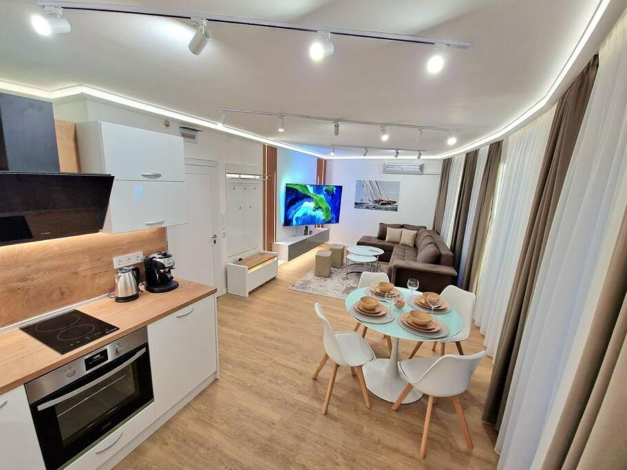 Luxury Apartment. 75 Inches Tv Warna Exterior foto