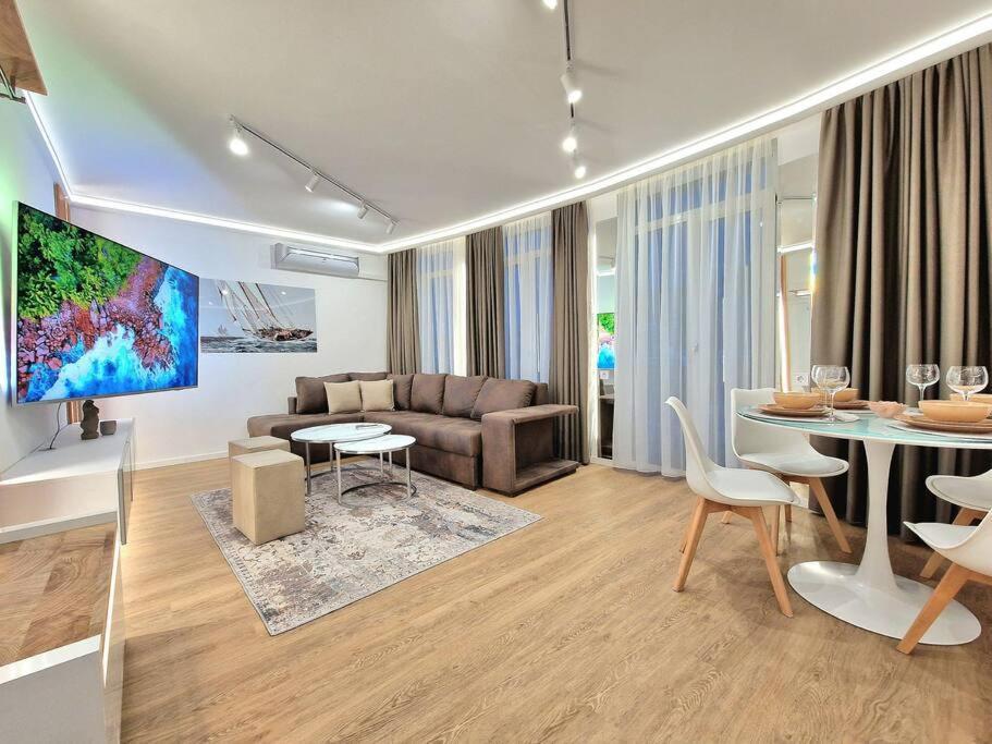 Luxury Apartment. 75 Inches Tv Warna Exterior foto